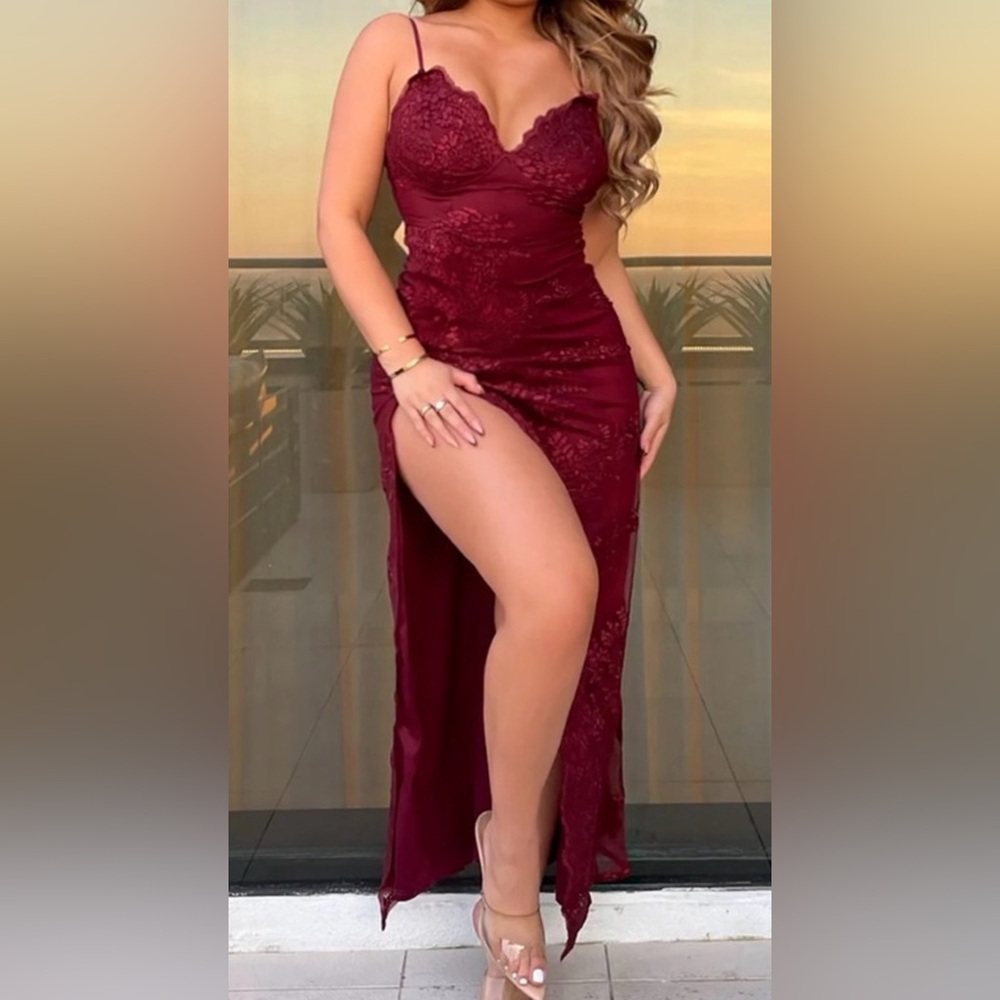 Fashion nova women’s dress size med in burgandy! Perfect for. Night out